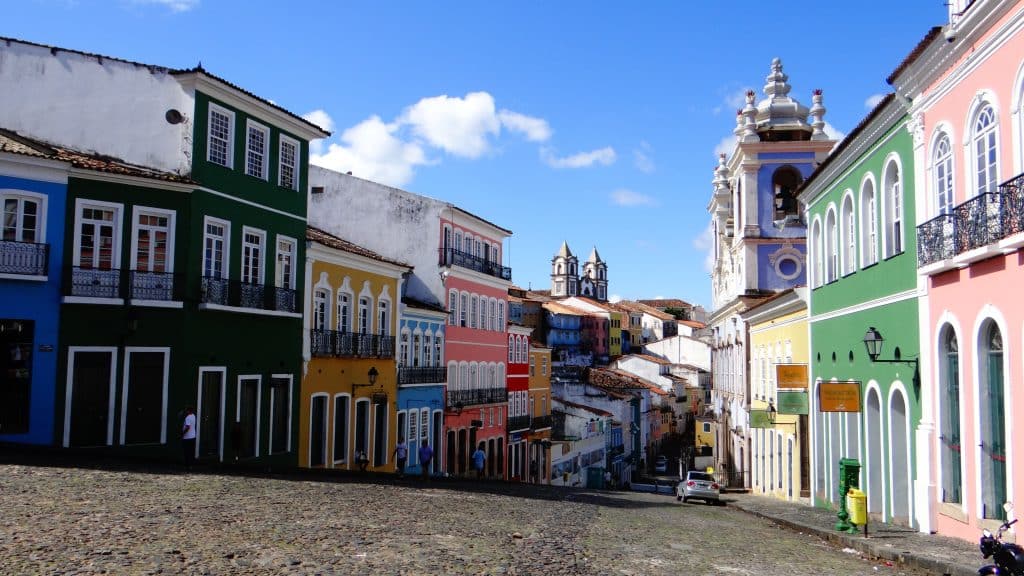 Een foto van Salvador de Bahia in Brazilië, met kleurrijke koloniale huizen