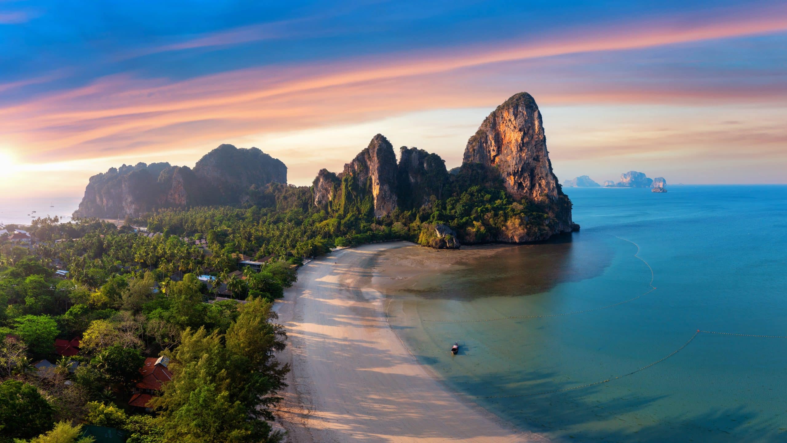 Panorama van Railay Beach met kalkstenen kliffen en turquoise zee