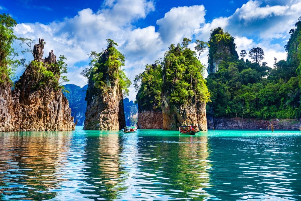 Karstformaties en helderblauw water in Khao Sok Nationaal Park, Thailand