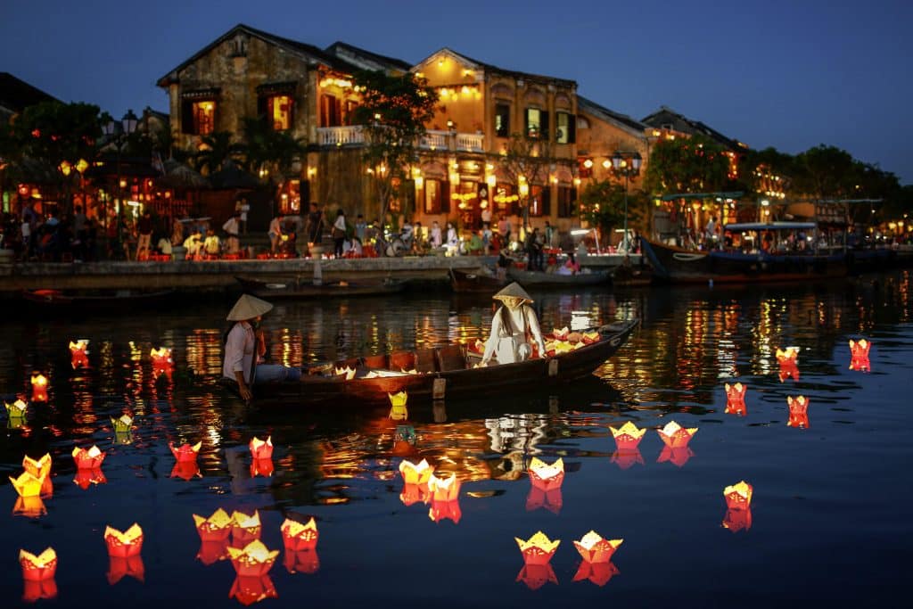 Lantaarns drijven op het water tijdens de avond in Hoi An, Vietnam