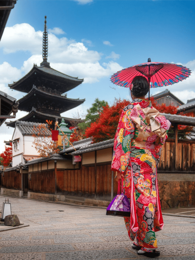 Een foto van een Geisha in de straten van Kyoto, Japan