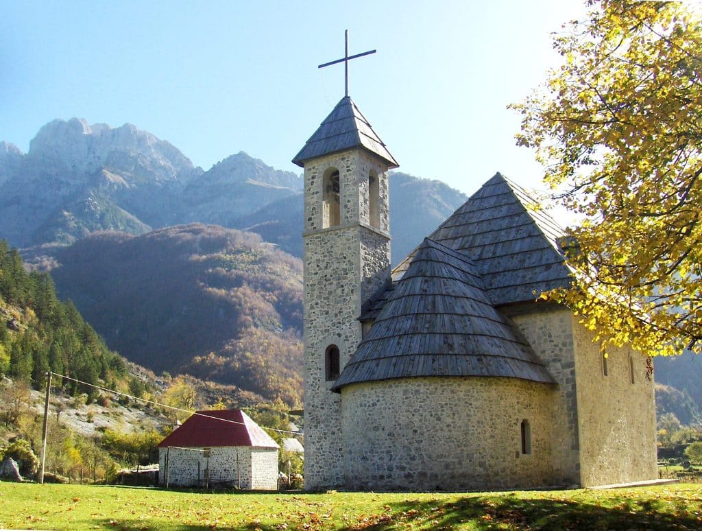 Stenen kerk met houten dak in Albanië