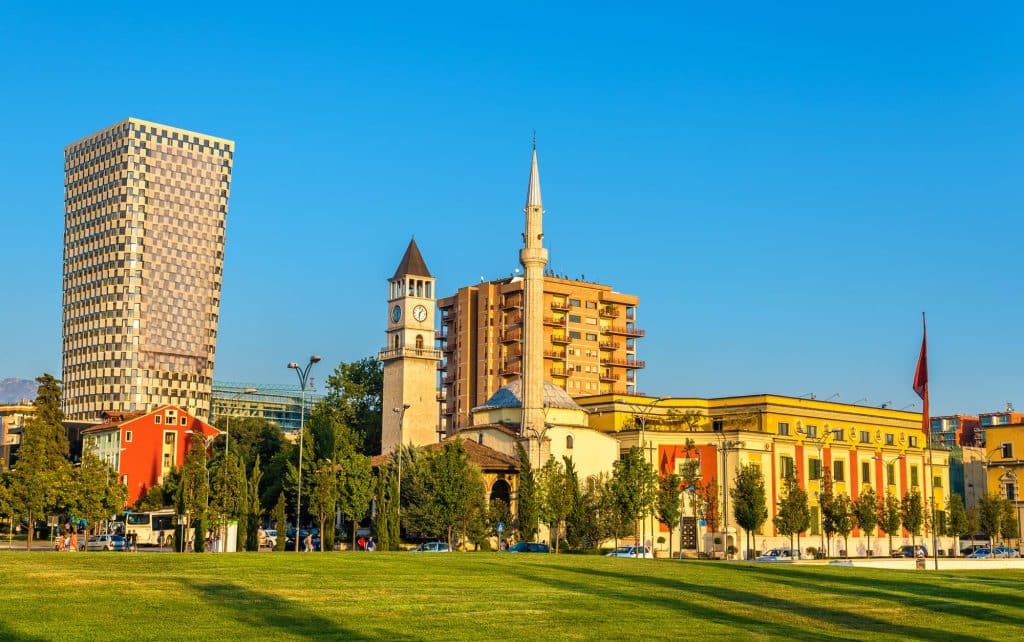 Modern en historisch stadsbeeld in Tirana, Albanië