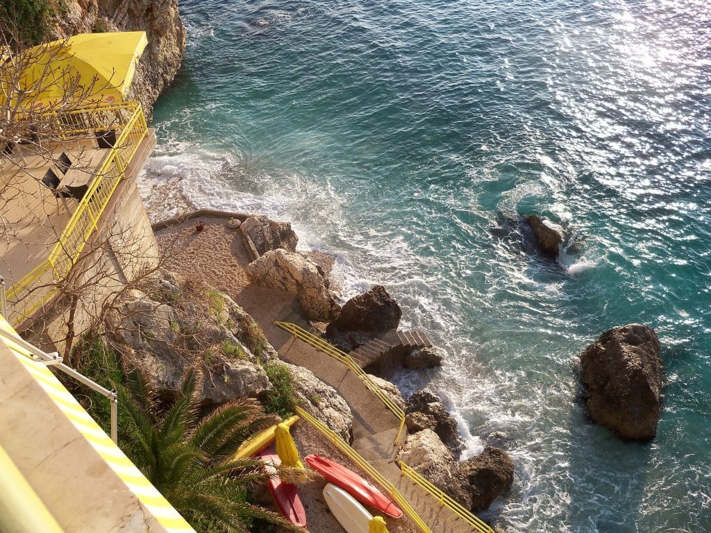 Kleine baai met rotsen en helder water in Albanië