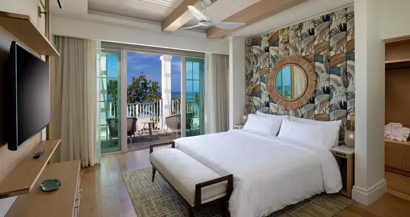Luxe slaapkamer met balkon en zeezicht in Jamaica