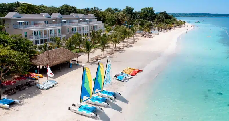 Wit zandstrand met catamarans bij Beaches Negril in Jamaica