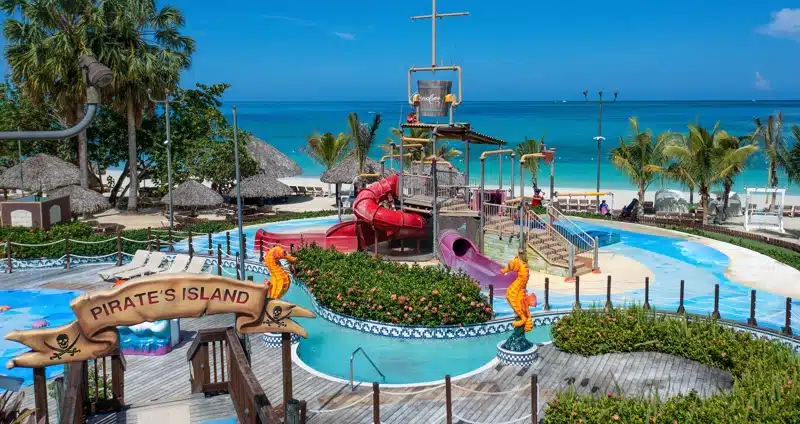 Waterpark met glijbanen bij zee in Jamaica