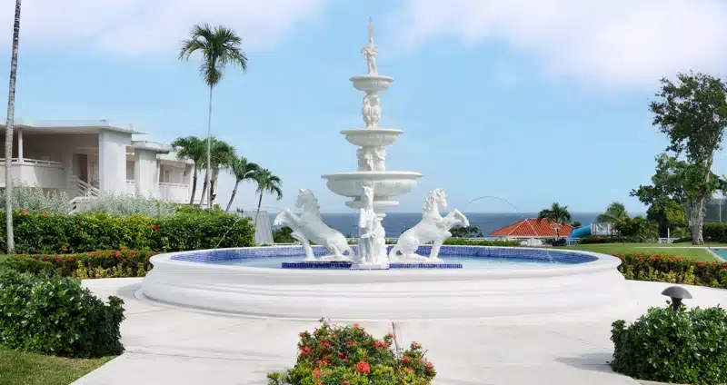Witte fontein met beelden bij Beaches Jamaica