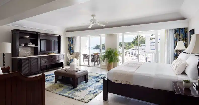 Ruime hotelkamer met balkon in Jamaica