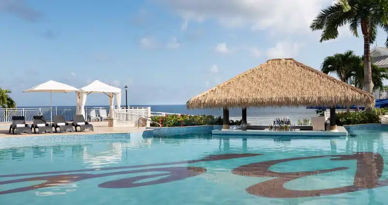 Zwembad met swim-up bar bij Beaches Jamaica