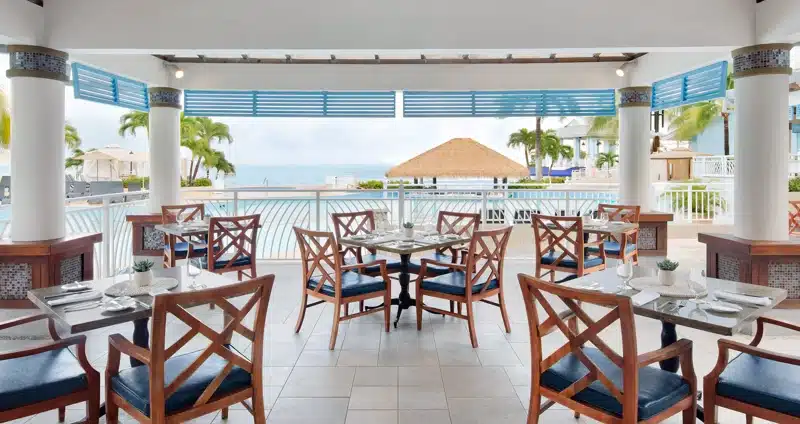 Restaurant bij zwembad met uitzicht op zee Jamaica