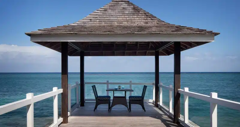 Romantische dinersetting op pier in Jamaica