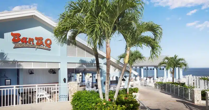 Bar.B.Q restaurant met terras bij Beaches Jamaica
