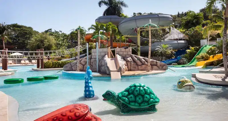 Waterspeeltuin met glijbanen in Jamaica
