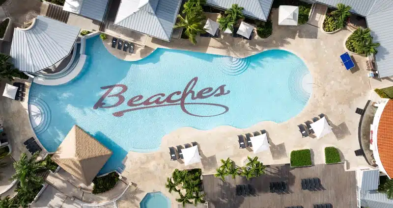 Zwembad met Beaches-logo in Jamaica