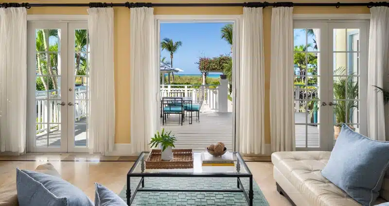 Woonkamer met terras en zeezicht Turks en Caicos