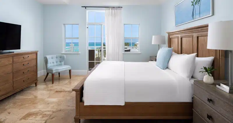Slaapkamer met balkon en zeezicht Turks en Caicos
