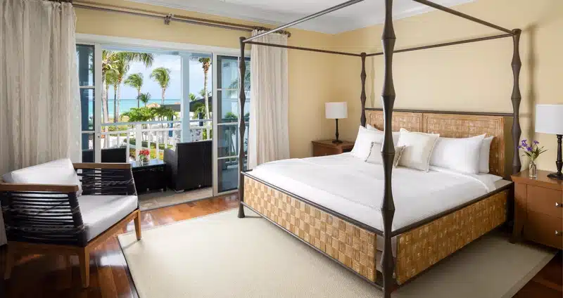 Slaapkamer met hemelbed en zeezicht Turks en Caicos