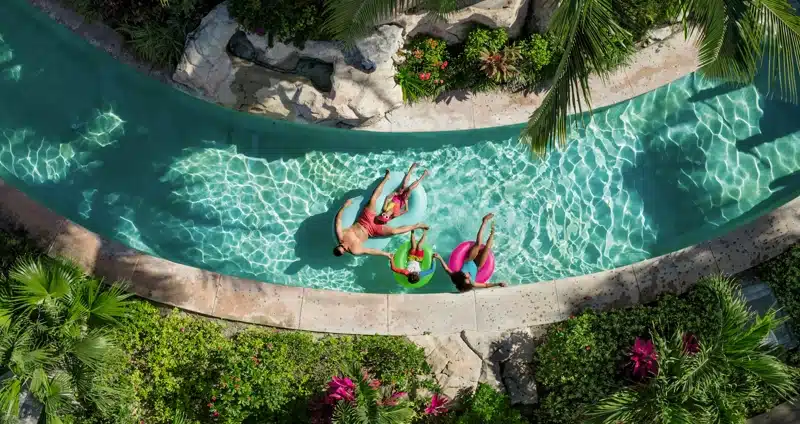 Lazy river zwembad in tropische tuin Turks en Caicos