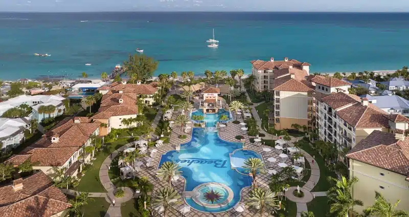 Luchtfoto van resort en strand Turks en Caicos