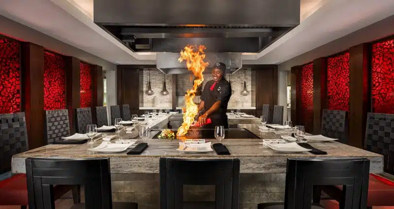 Chef bereidt eten aan teppanyaki grill in Turks en Caicos
