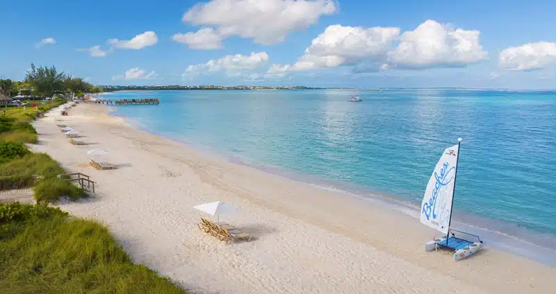 Wit zandstrand met blauwe zee in Turks en Caicos