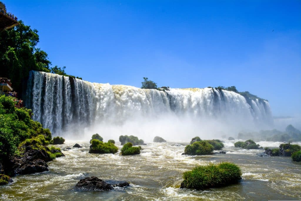 Waterval met toeristenplatform en jungle, Brazilië