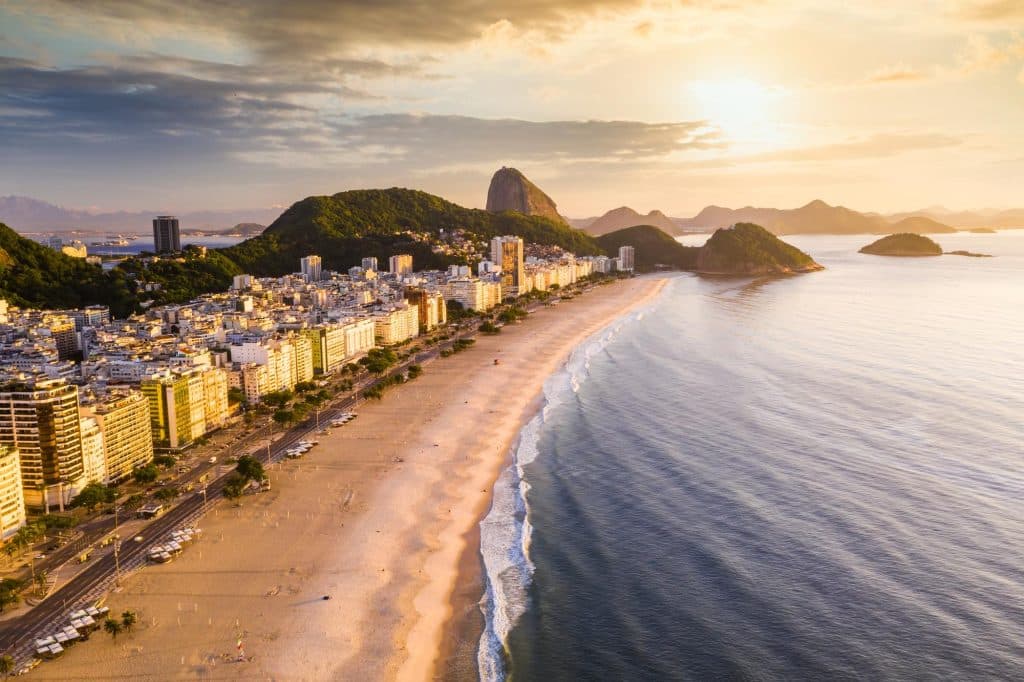 Luchtfoto van Copacabana-strand in Rio, Brazilië | culinair brazilië