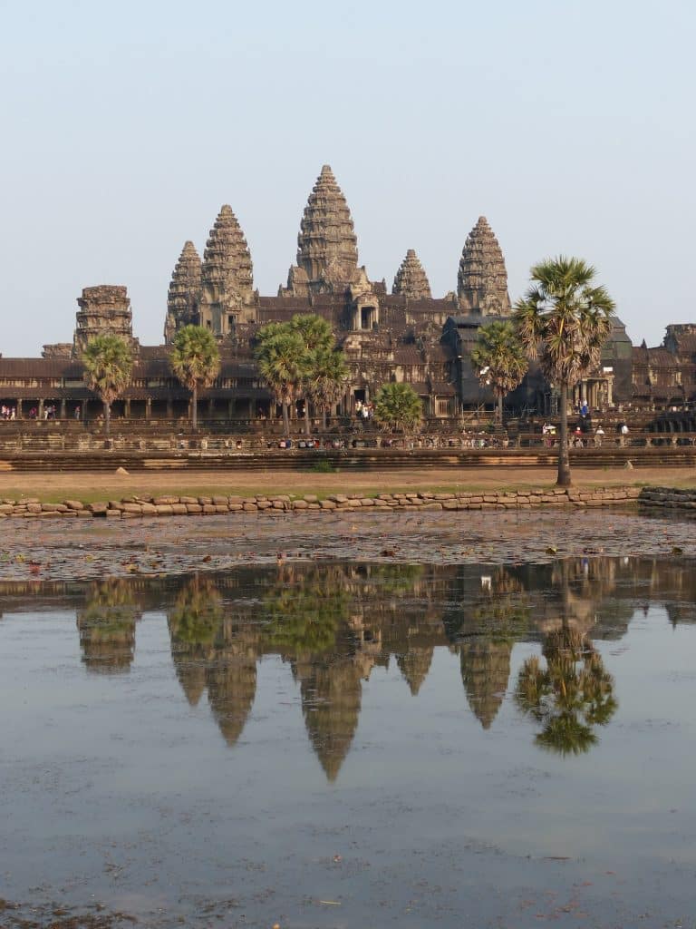 Angkor Wat tempel met weerspiegeling in het water, Cambodja.