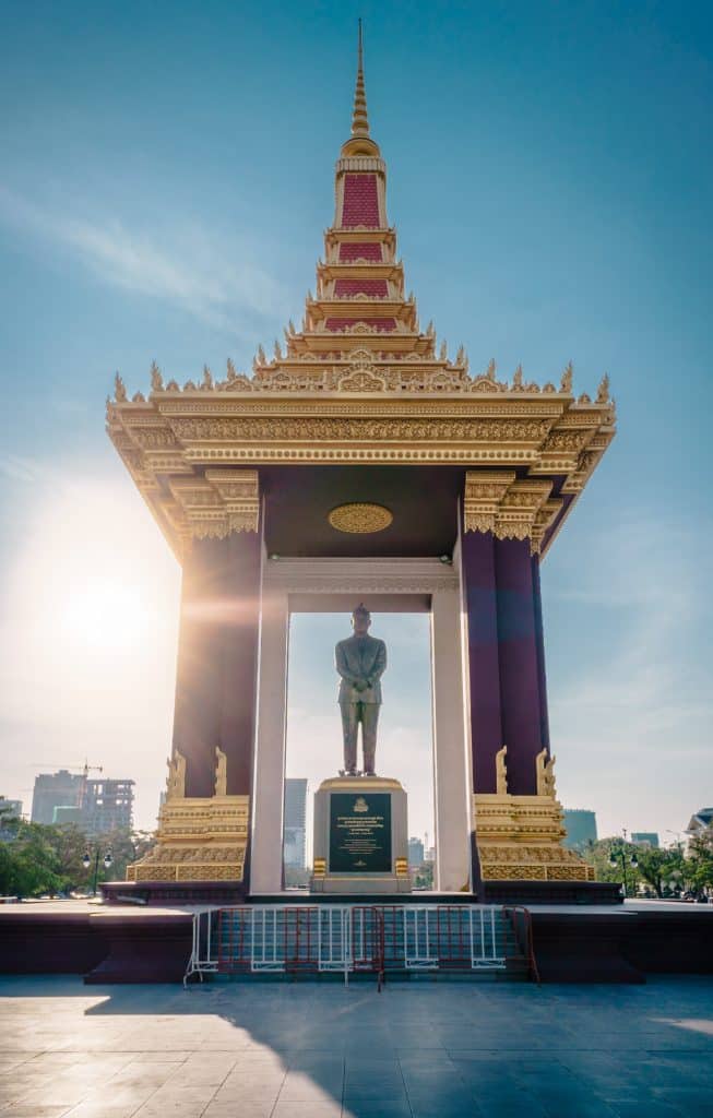Standbeeld onder gouden pagode in Phnom Penh, Cambodja.