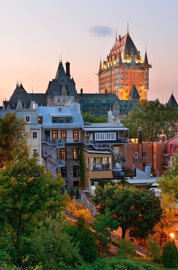 Historische gebouwen in Québec City bij avondlicht