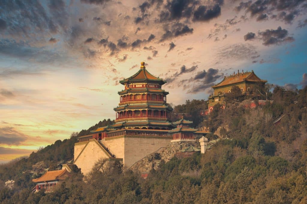 Zomerpaleis in Beijing, China, bij zonsondergang.