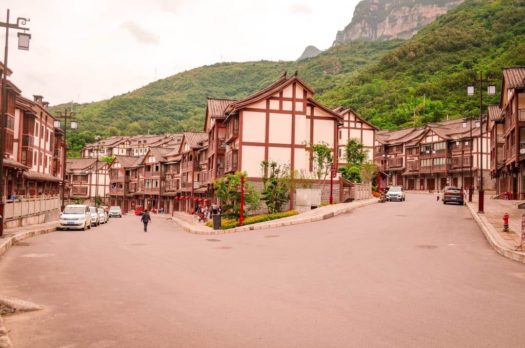 Straatbeeld met traditionele huizen in Ciqikou, China