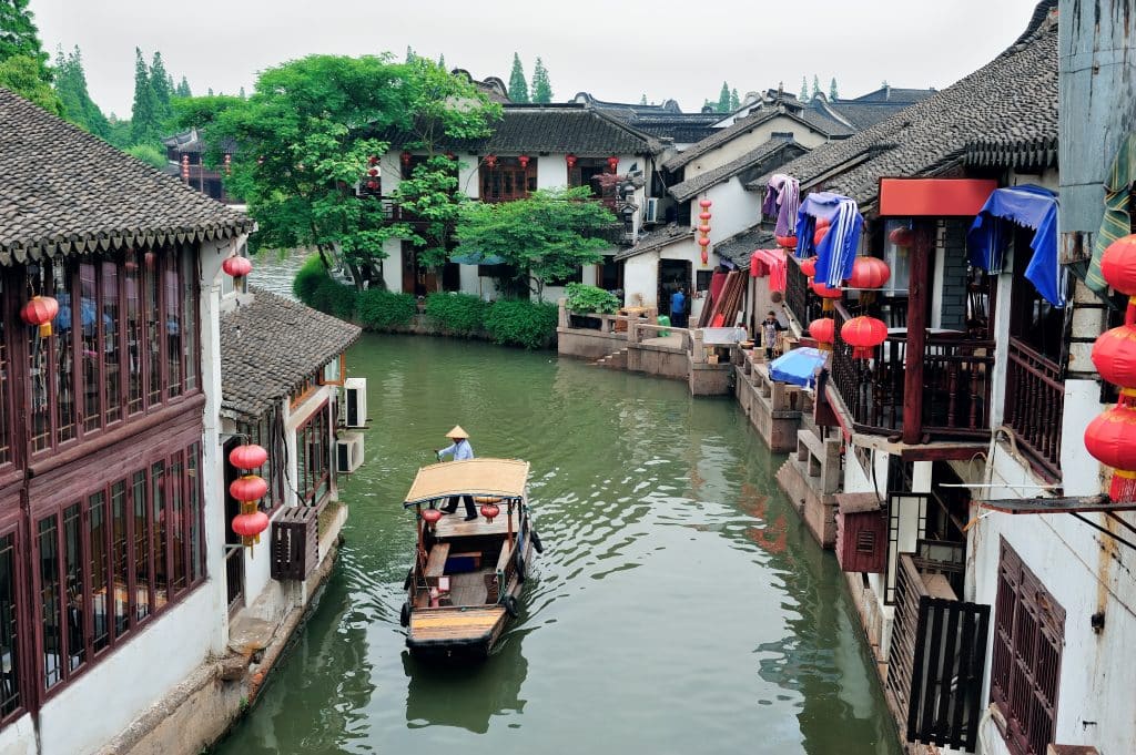 Traditionele huizen en boot op kanaal in China