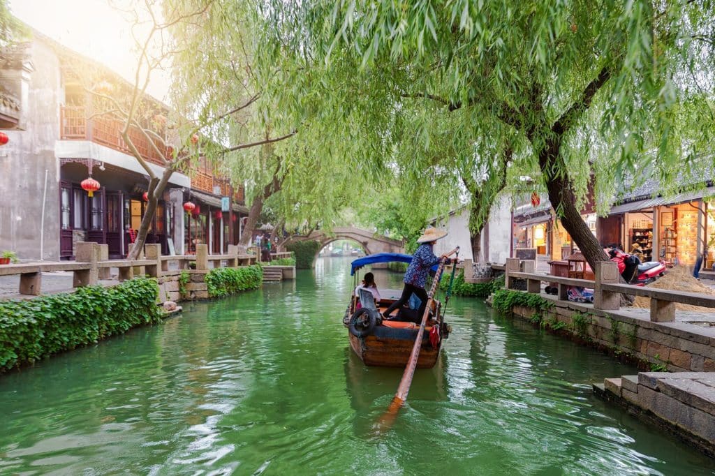 Boottocht door groen kanaal in Tongli Water Town, China.