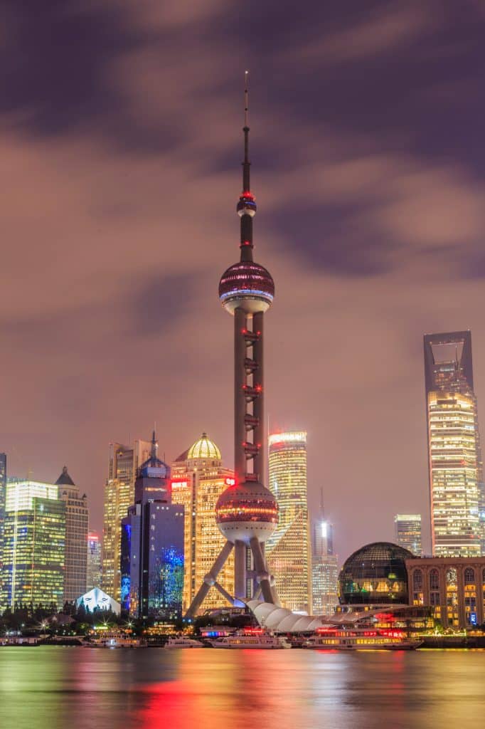 Verlichte televisietoren en skyline bij nacht in Shanghai