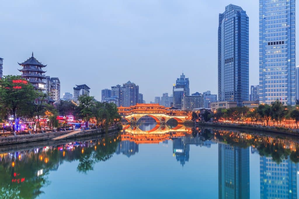 Skyline met rivier in China