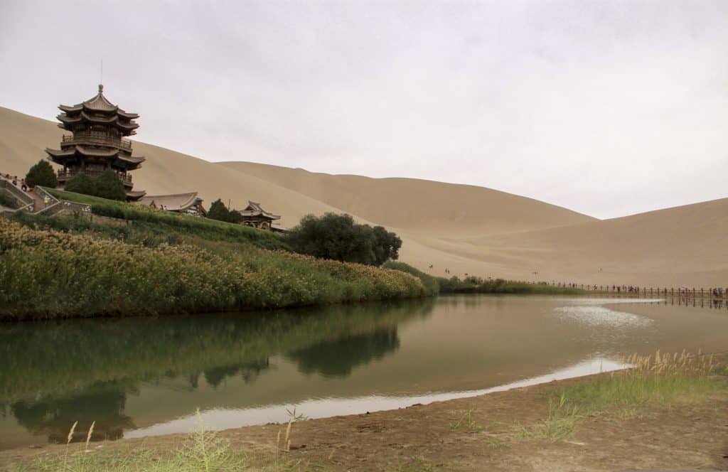 Traditioneel Chinees paviljoen aan een oase in Dunhuang, China