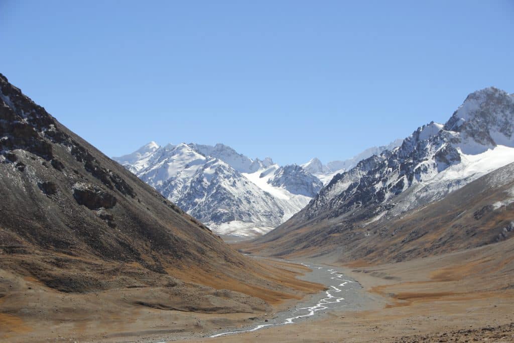 Besneeuwde bergen en vallei bij Kashgar, China