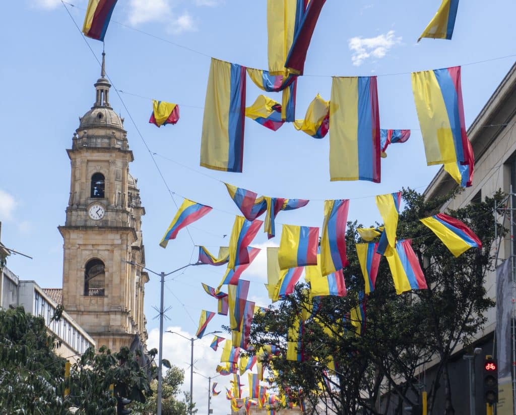 Vlaggen in de kleuren van Colombia boven straat in Bogotá