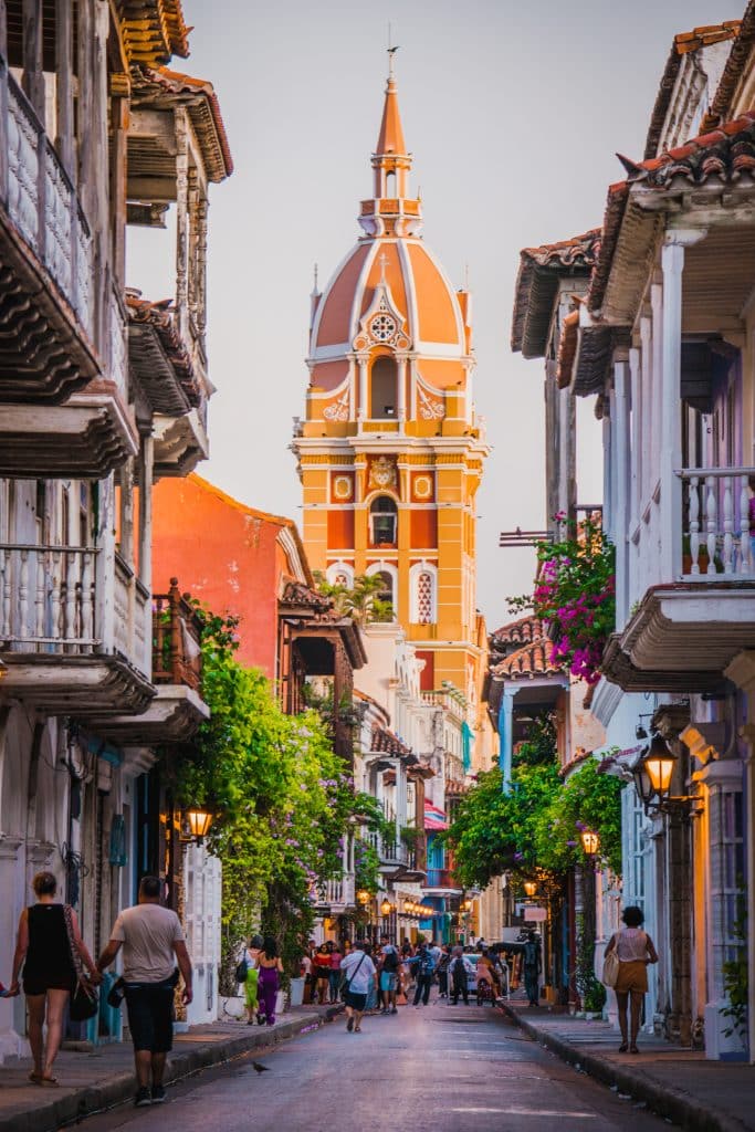 Historische straat met kleurrijke huizen in Cartagena