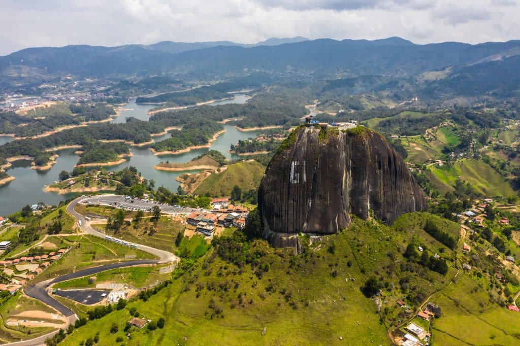 Uitzicht op El Peñol rots en meren bij Guatapé, Colombia