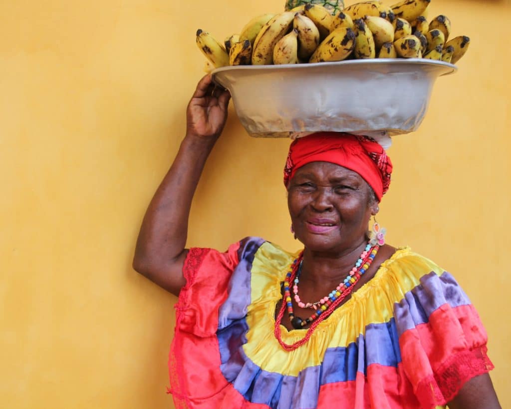 Traditioneel geklede vrouw met fruit in Colombia
