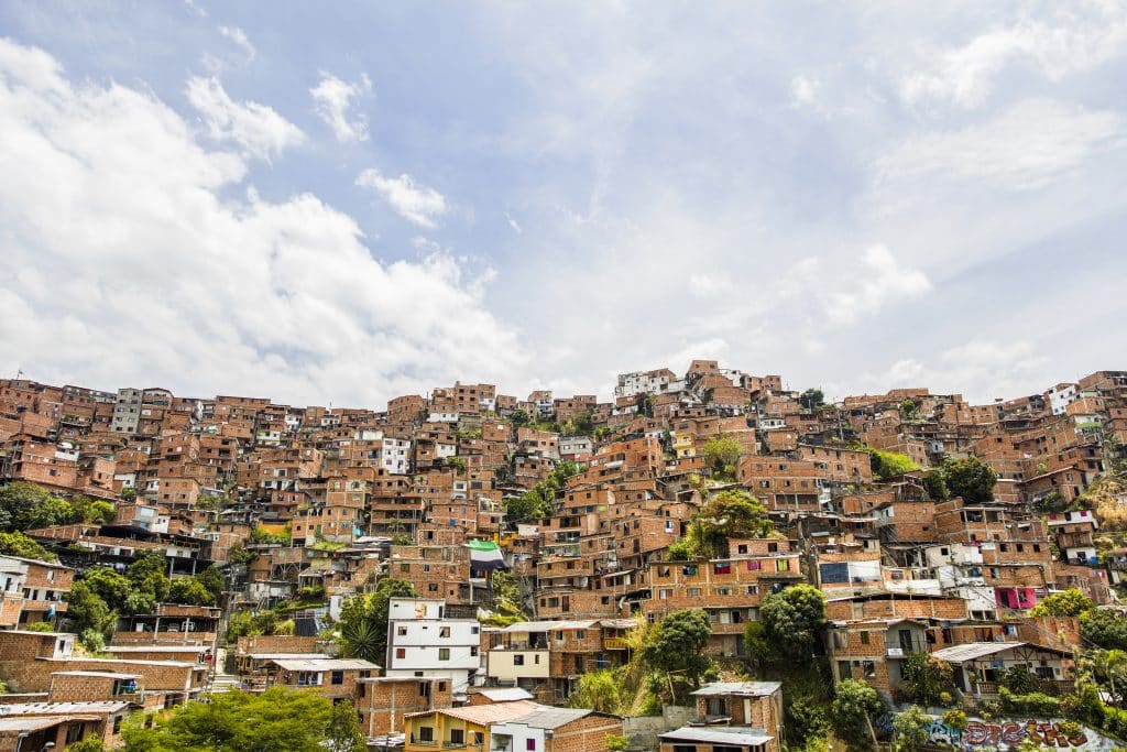 Uitzicht op de stad Medellín en omliggende heuvels, Colombia
