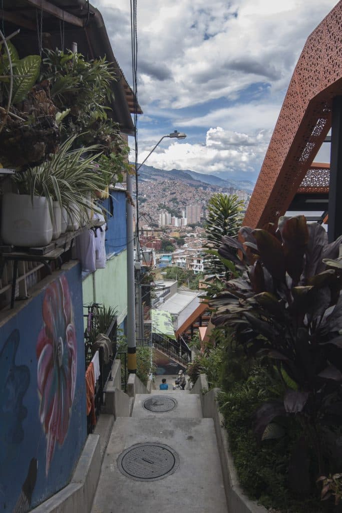 Straatbeeld in Comuna 13 in Medellín, Colombia