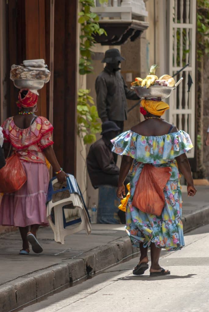 Vrouwen in traditionele kleding in Cartagena, Colombia