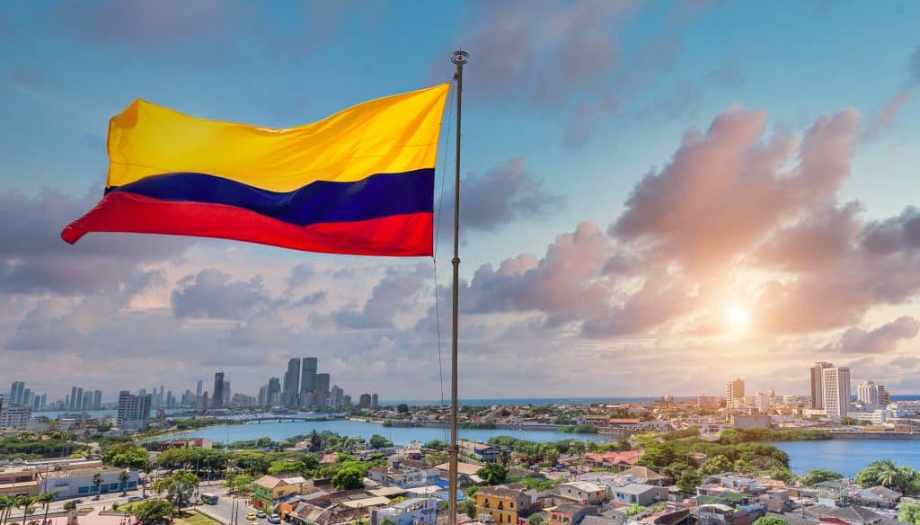 Wapperende Colombiaanse vlag boven Cartagena - Rondreis Colombia