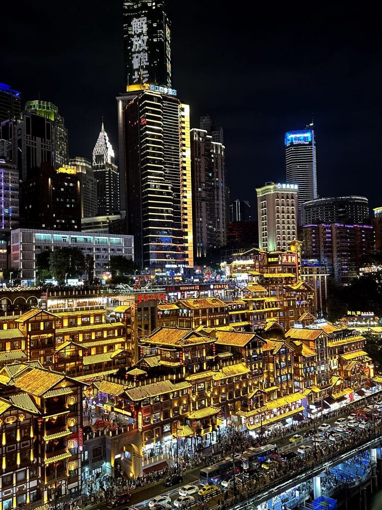 Verlicht traditioneel gebouwencomplex in Chongqing, China