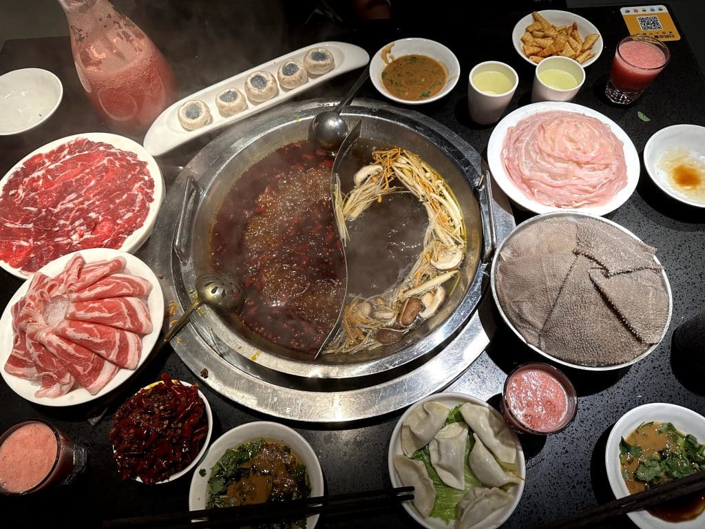 Tafel met Chongqing hotpot en diverse ingrediënten