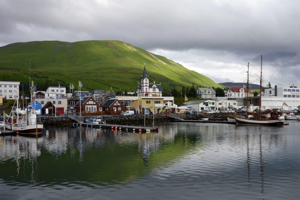 Haven van Húsavík met boten en kerk in IJsland